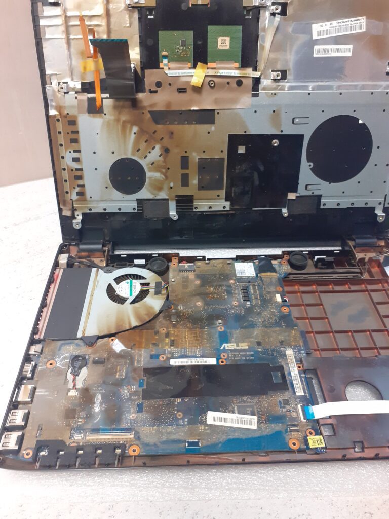 laptop po zalaniu 2
