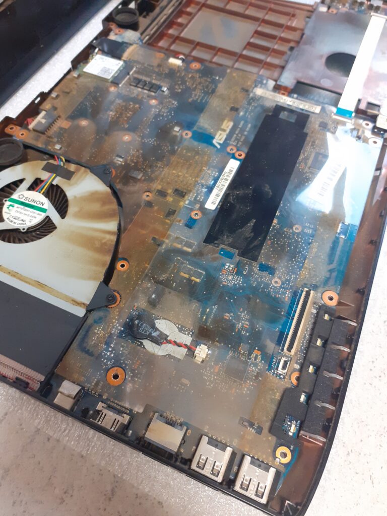 laptop po zalaniu 1